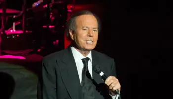 Julio Iglesias akuzohet për sulm seksual nga dy ish-punonjëse