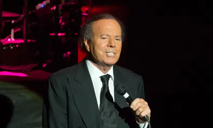 Julio Iglesias akuzohet për sulm seksual nga dy ish-punonjëse