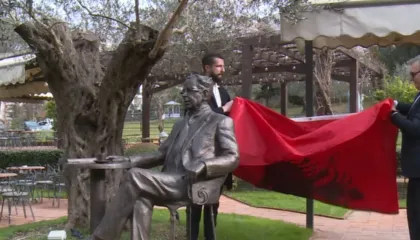 Kadare përjetësohet në bronz, statuja përurohet në ditën kur shkrimtari i madh do të mbushte 90 vjeç