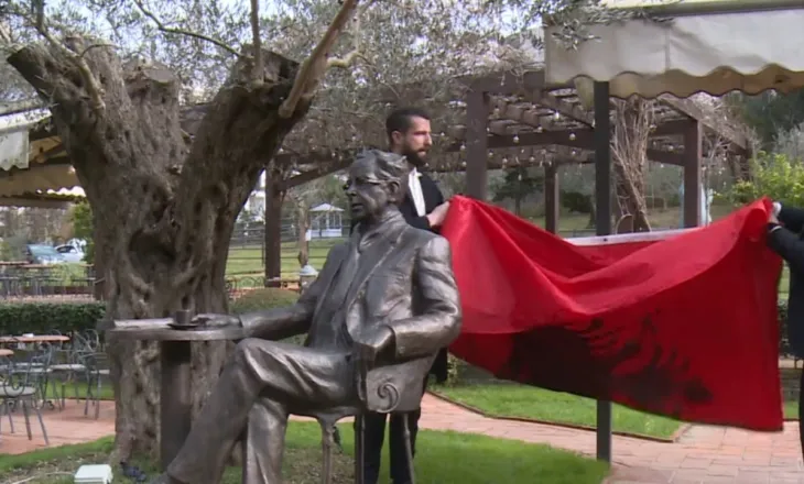 Kadare përjetësohet në bronz, statuja përurohet në ditën kur shkrimtari i madh do të mbushte 90 vjeç