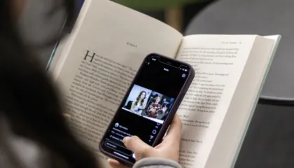 Kalbja e trurit nga mediat sociale