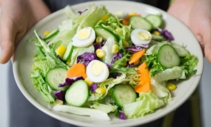 Kaloritë e festave ju rëndojnë? Ja si t’i menaxhoni me një dietë 3-ditore