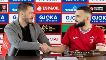 Kamber Qaka prezantohet te Partizani, detajet e kontratës me ish-lojtarin e kombëtares