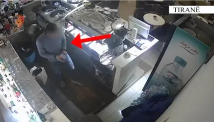 Kamerat e sigurisë e nxjerrin zbuluar/ Vodhi shuma parash në lokalin ku ishte i punësuar, pranga 35-vjeçarit në Tiranë