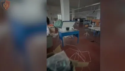 Kamëz/ Policia zbulon një magazinë me veshje të kontrabanduara dhe logo false, një turk në pranga