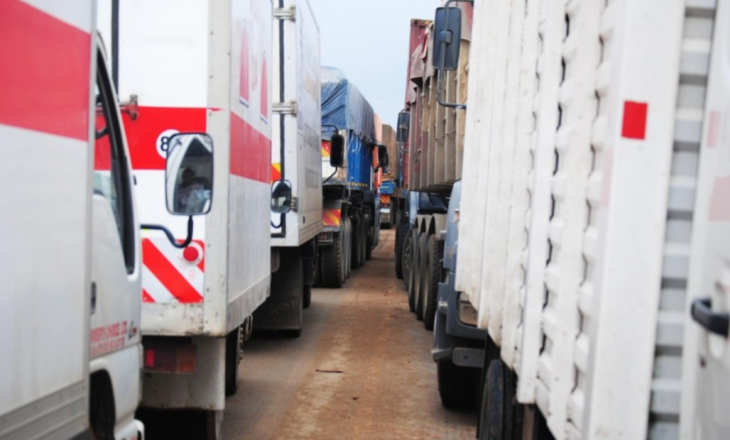 Kamionët bllokojnë kufijtë e Ballkanit për 7 ditë, preket edhe Shqipëria