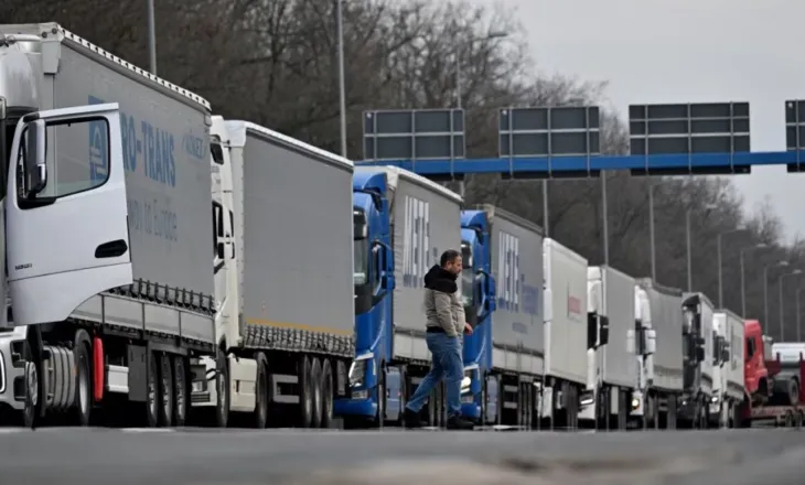 Kamionët nga Serbia dhe Bosnja vazhdojnë bllokadat në pikat kufitare