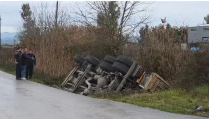 Kamioni i tonazhit të rëndë përfundon në kanalin anësor të rrugës, shpëtojnë mrekullisht shoferi dhe pasagjeri në Fier