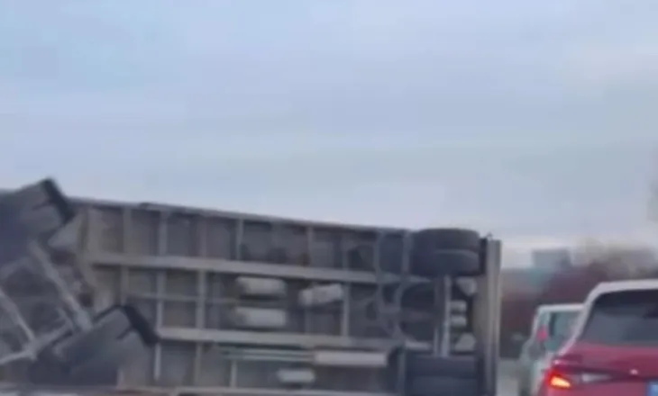 Kamioni përmbyset në autostradën Durrës-Tiranë, bllokohet korsia