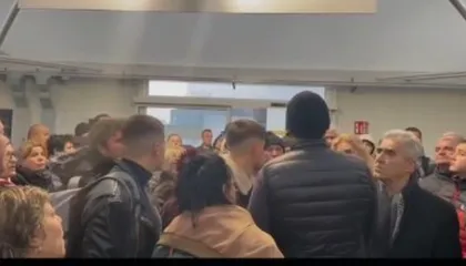 Kaos në aeroportin e Brindisit, Wizz Air braktis në mes të rrugës 400 pasagjerët, u nisën drejt Tiranës po përfunduan në…