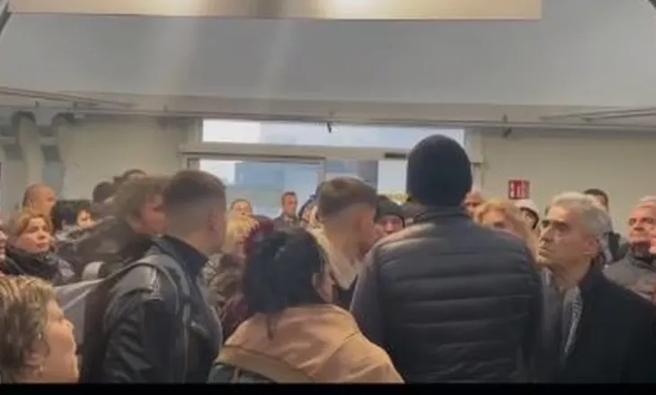 Kaos në aeroportin e Brindisit, Wizz Air braktis në mes të rrugës 400 pasagjerët, u nisën drejt Tiranës po përfunduan në…