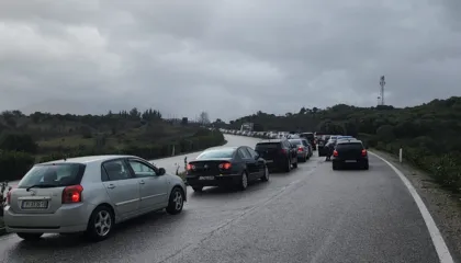 Kaos në Kakavijë, emigrantët qëndrojnë mbi 3 orë në doganë