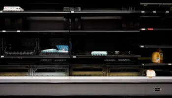 KAOS NË SHBA/ Më pak vezë, bukë dhe ujë në dyqane – Qytetarët nxitojnë të furnizohen para stuhisë