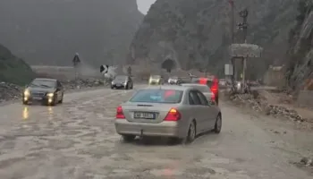 Kaos, radhë kilometrike dhe gropa!/ Drejtuesit e automjeteve në aksin Elbasan-Librazhd-Prrenjas përballen me vështirësi