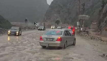 Kaos, radhë kilometrike dhe gropa!/ Drejtuesit e automjeteve në aksin Elbasan-Librazhd-Prrenjas përballen me vështirësi