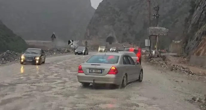 Kaos, radhë kilometrike dhe gropa!/ Drejtuesit e automjeteve në aksin Elbasan-Librazhd-Prrenjas përballen me vështirësi