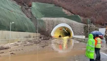Kaso: Në rrugën e turpit Qukës-Qafë Plloçë inertet që rrëshqasin, rrezik për udhëtarët