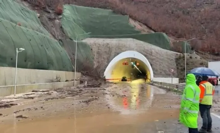 Kaso: Në rrugën e turpit Qukës-Qafë Plloçë inertet që rrëshqasin, rrezik për udhëtarët