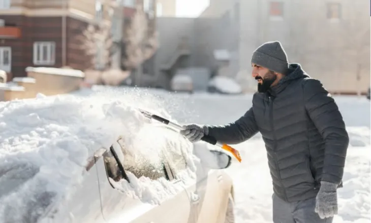 Katër këshilla për të hequr akullin dhe borën në mënyrë të sigurt nga makina juaj