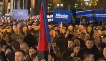 “Kë të telefonojmë kur na merr peng policia?”/ Demokratët me pankarta në duar: Ku ikën fondet e BE-së?