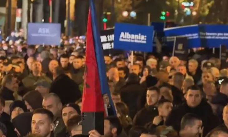 “Kë të telefonojmë kur na merr peng policia?”/ Demokratët me pankarta në duar: Ku ikën fondet e BE-së?