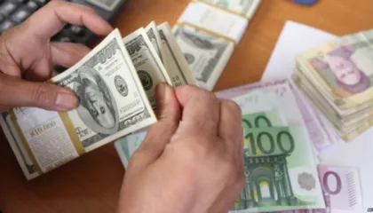 Këmbimi valutor 10 janar/ Me sa blihen e shiten dollari dhe euro, çfarë ndodh me monedhat e tjera