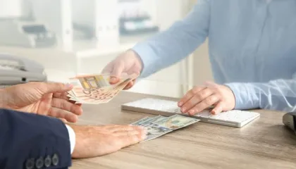 Këmbimi valutor 30 janar/ Me sa blihen e shiten dollari dhe euro, çfarë ndodh me monedhat e tjera