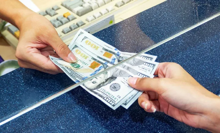 Këmbimi valutor 6 janar/ Me sa blihen e shiten dollari dhe euro, çfarë ndodh me monedhat e tjera