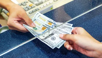 Këmbimi valutor sot/ Me sa lekë blihen e shiten valutat kryesore, çfarë ndodh me monedhat e tjera