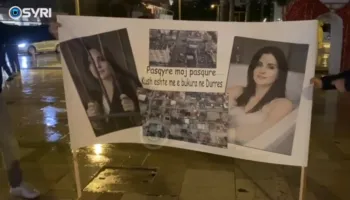 ‘Këneta nën ujë, kukulla e Bashkisë në vaskë’/ Protestuesit ironizojnë kryebashkiaken Sako: Turp për qeverinë!