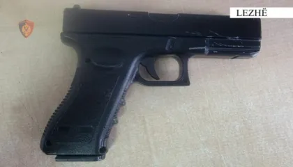 Kërcënuan punonjësit me pistoletë lodër/ Zbardhen dy vjedhje Kukës dhe Lezhë, shpallen në kërkim dy të rinjtë