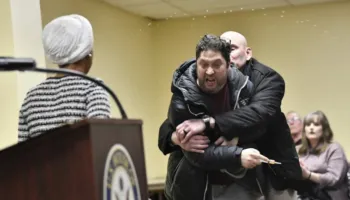 Kërkoi shkarkimin e Kristi Noem, sulmohet kongresmenja demokrate e Minesotës, ndalohet autori (Video)