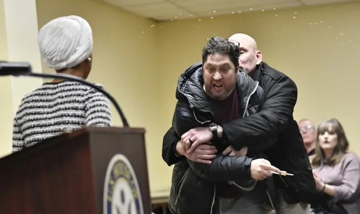 Kërkoi shkarkimin e Kristi Noem, sulmohet kongresmenja demokrate e Minesotës, ndalohet autori (Video)