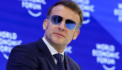 ‘Kërkoj ndjesë për pamjen e shëmtuar…’/ Macron shfaqet me syze dielli në Davos, ja çfarë dyshohet