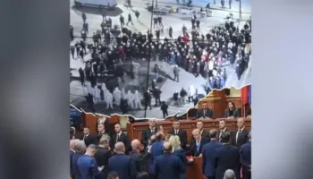 “Këta janë njëlloj sa në sallë edhe në shesh!”/ Taulant Balla ironizon protestën e tkurrur të Berishës