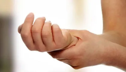 Këto shenja në duar tregojnë se tiroidja nuk po funksionon siç duhet