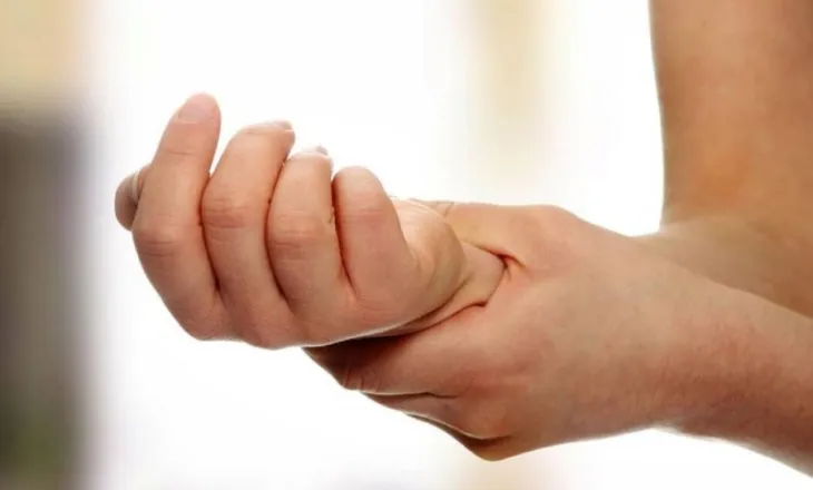 Këto shenja në duar tregojnë se tiroidja nuk po funksionon siç duhet