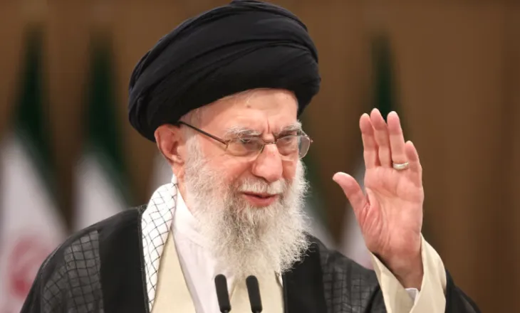 Khamenei fajëson Trumpin për protestat e dhunshme në Iran