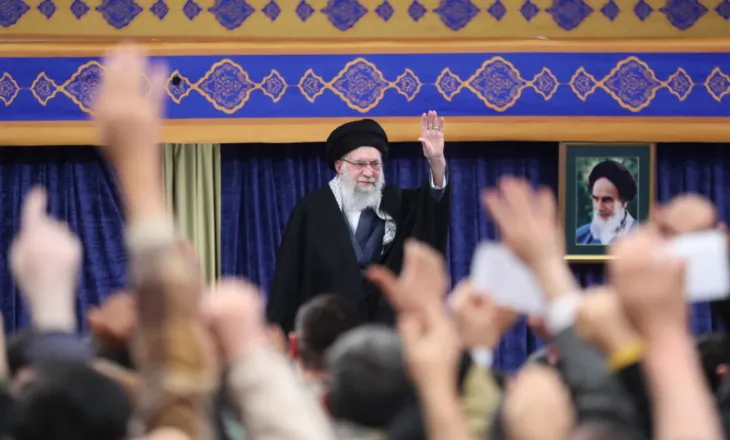 Khamenei sulmon presidentin amerikan: Trumpi arrogant do të “rrëzohet” si Faraoni dhe Shahu, duart e tij janë të lyera me gjak