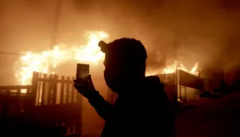 Kili “në luftë” me flakët, 15 viktima, mijëra të evakuuar