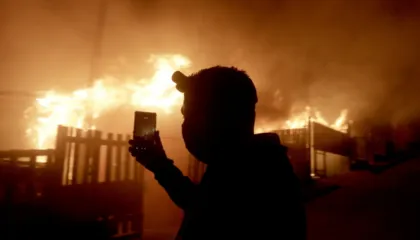 Kili “në luftë” me flakët, 15 viktima, mijëra të evakuuar