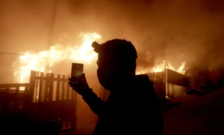 Kili “në luftë” me flakët, 15 viktima, mijëra të evakuuar