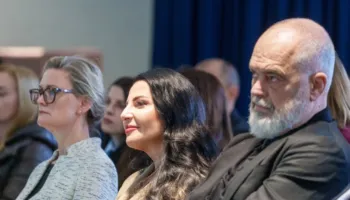 “Kinezët na konsiderojnë si pika e mjaltit”, ambasada e SHBA reagon pas deklaratave të Ramës: Nxisim transparencën dhe drejtësinë për t’a bërë vendin tërheqës për investitorët