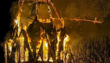 Kisha në Amsterdam mbulohet nga zjarri në natën e Vitit të Ri