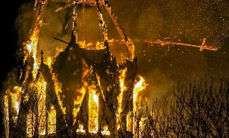 Kisha në Amsterdam mbulohet nga zjarri në natën e Vitit të Ri