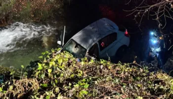 Klos/ Automjeti bie në një përrua, asnjë gjurmë nga personat që ishin në makinë