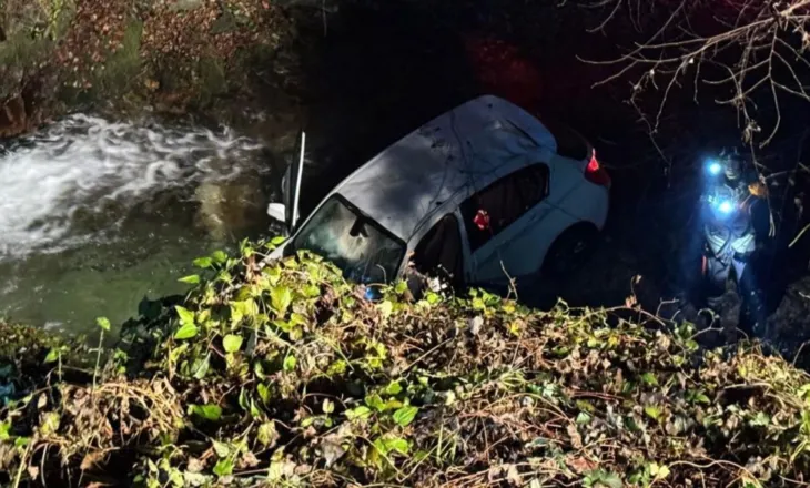 Klos/ Automjeti bie në një përrua, asnjë gjurmë nga personat që ishin në makinë