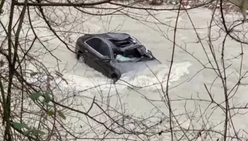 Klos, makina bie në përrua dhe përmbytet, dyshohet për një viktimë