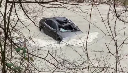 Klos, makina bie në përrua dhe përmbytet, dyshohet për një viktimë