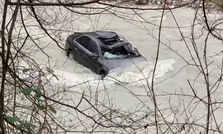 Klos, makina bie në përrua dhe përmbytet, dyshohet për një viktimë